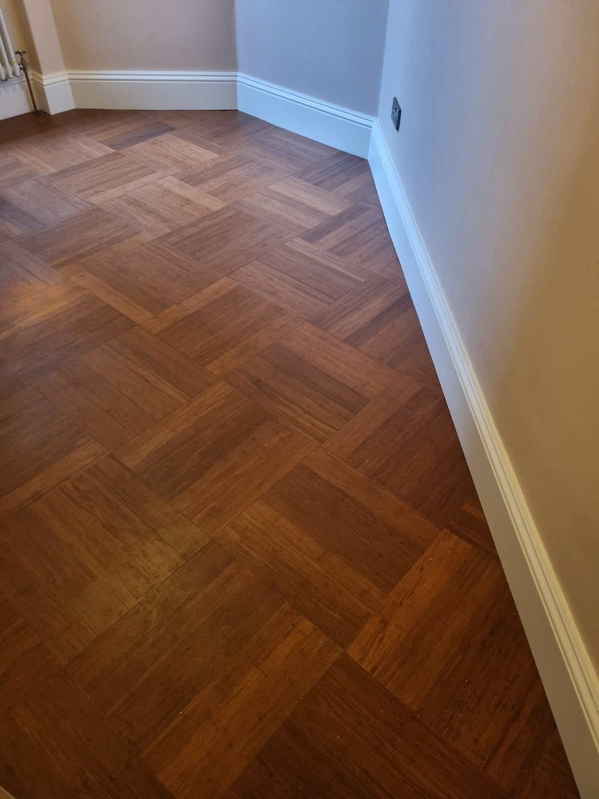 Hallway. Oak doors, original-profile skirtings.